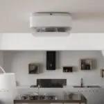 Ajax FireProtect 2 AC in het wit, gemonteerd op een keukenplafond
