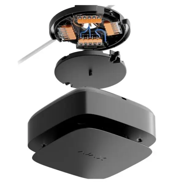 Opengewerkt aanzicht van de Ajax FireProtect 2 AC: SmartBracket met netvoedingsklemmen boven de behuizing