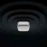 Ajax FireProtect 2 AC gemonteerd op een plafond, met de diepere behuizing van de netvoedingsuitvoering