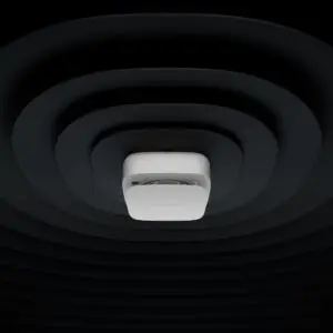Ajax FireProtect 2 AC gemonteerd op een plafond, met de diepere behuizing van de netvoedingsuitvoering