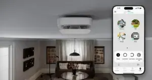 Ajax FireProtect 2 rookmelder aan het woonkamerplafond met een melding in de Ajax-app op de telefoon
