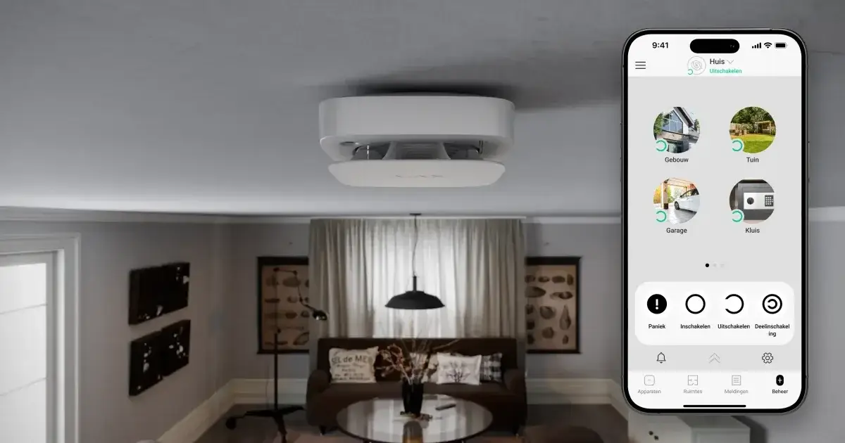 Ajax FireProtect 2 rookmelder aan het woonkamerplafond met een melding in de Ajax-app op de telefoon